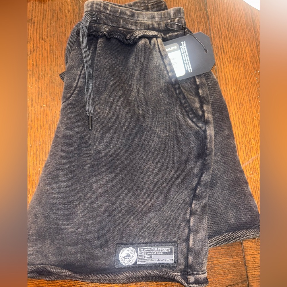 Alphalete Men’s Terry Relaxed Short in the color Onyx
